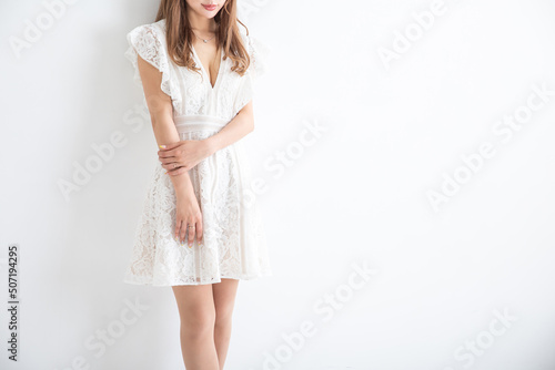白いワンピースを着てポーズする女性 Short dress