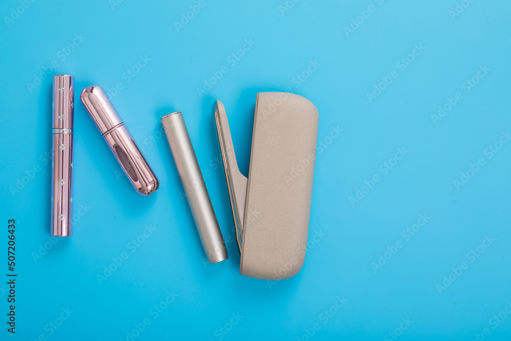 Obraz premium 電子タバコとくしとディフーザー