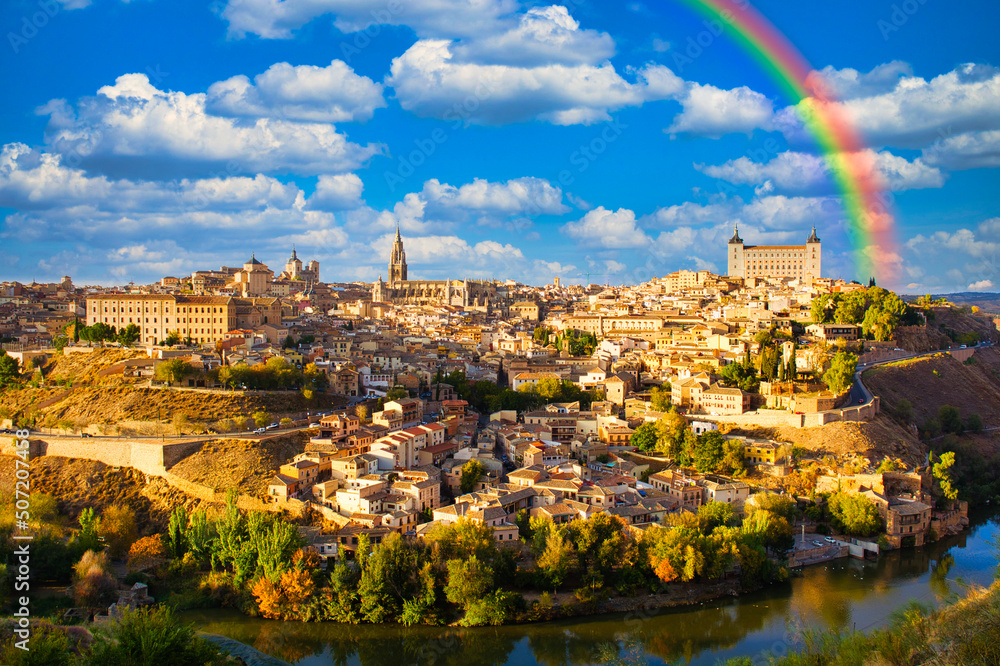 世界遺産・トレドの旧市街にかかる虹