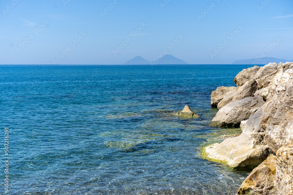 blaues meer, kristallklar, im sommer in europa, baden am meer auf sizilien, mit felsen an der seite