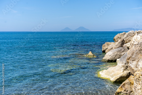 blaues meer, kristallklar, im sommer in europa, baden am meer auf sizilien, mit felsen an der seite
