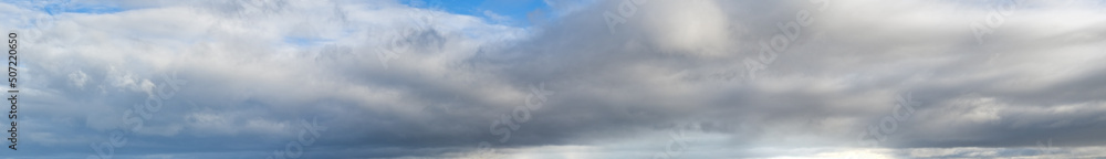 Obraz premium White clouds in blue summer sky panoramic background