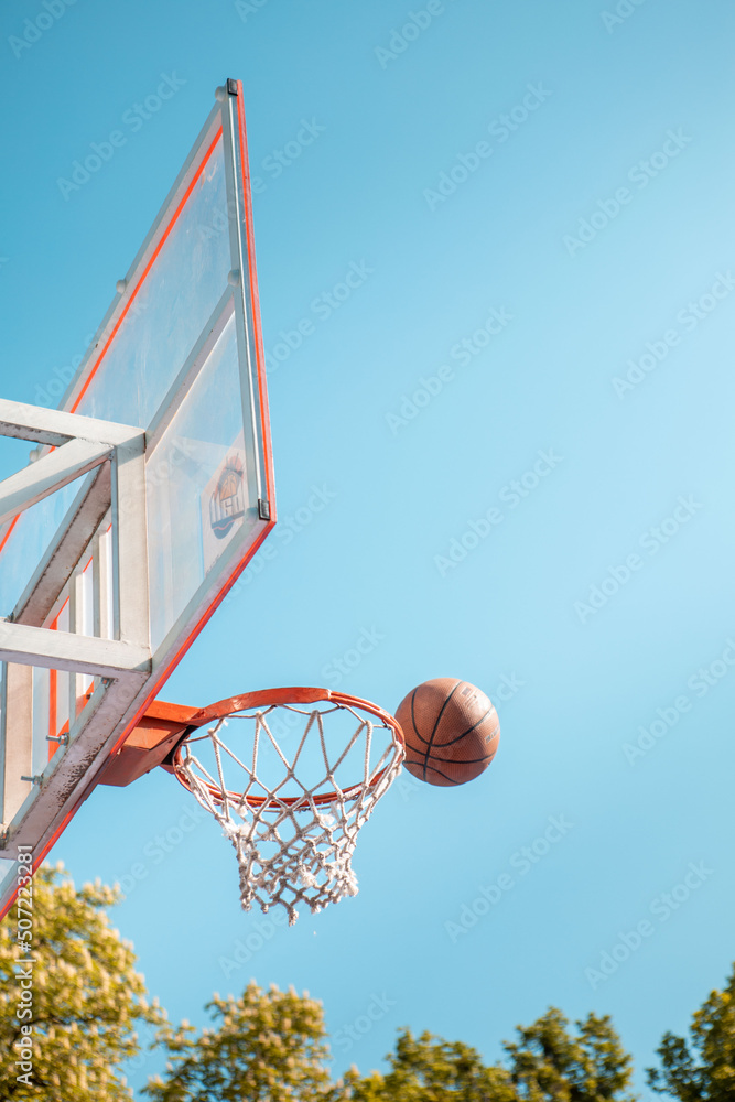 Naklejka premium basketball rim ball in net