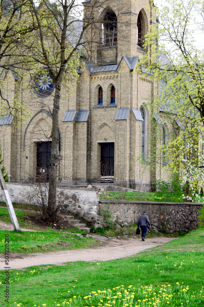 Obraz premium everyday freshness of spring near the castle