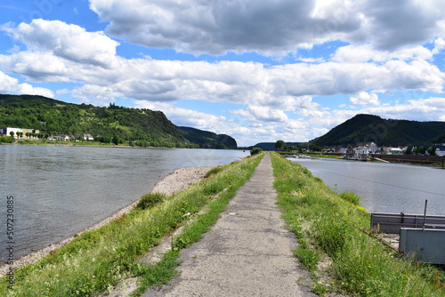 WEg   ber den Deich zwischen Hafen und Rhein