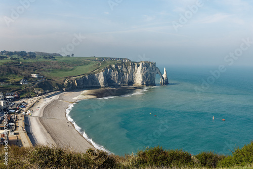Vue sur la plage à Etretat depuis la hauteur des falaise en Seine Maritime