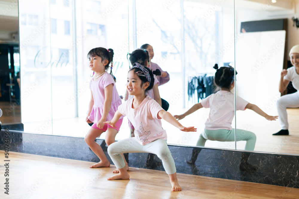 Obraz premium ダンスレッスンを受ける幼い子供たち