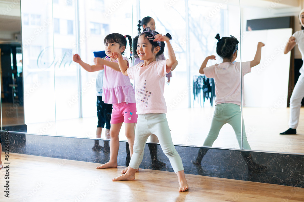Fototapeta premium ダンスレッスンを受ける幼い子供たち