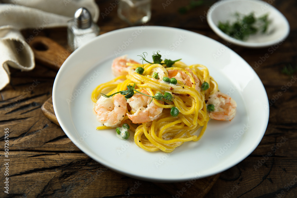 Pasta with shrimps and green pea