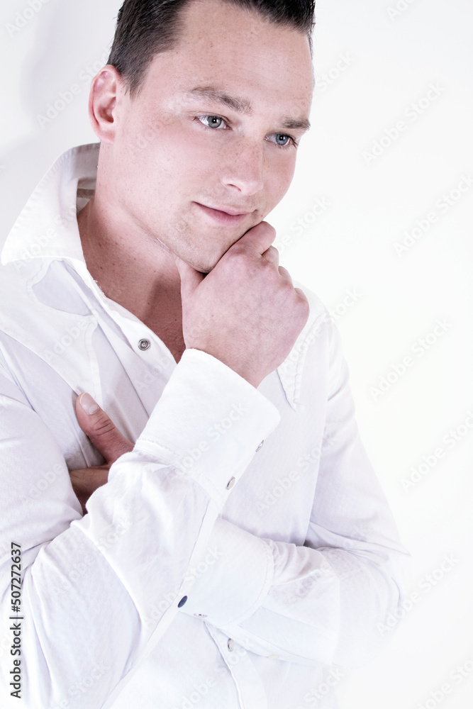 Gut aussehender Mann posiert im weißen Hemd beim Foto Shooting Gut aussehender Mann posiert im weißen Hemd beim Foto Shooting