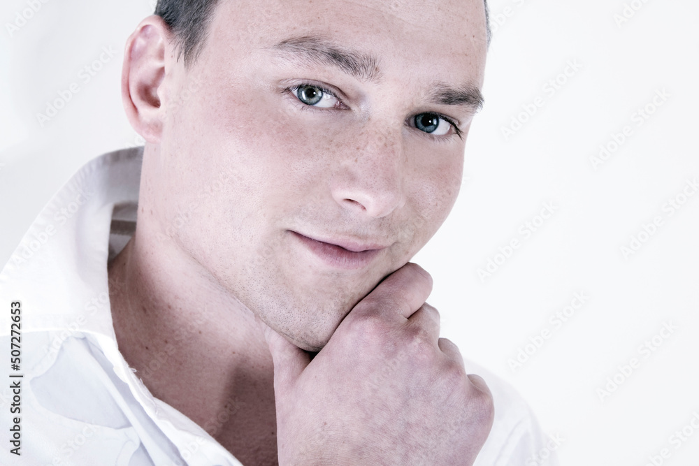 Fototapeta premium Gut aussehender Mann posiert im weißen Hemd beim Foto Shooting