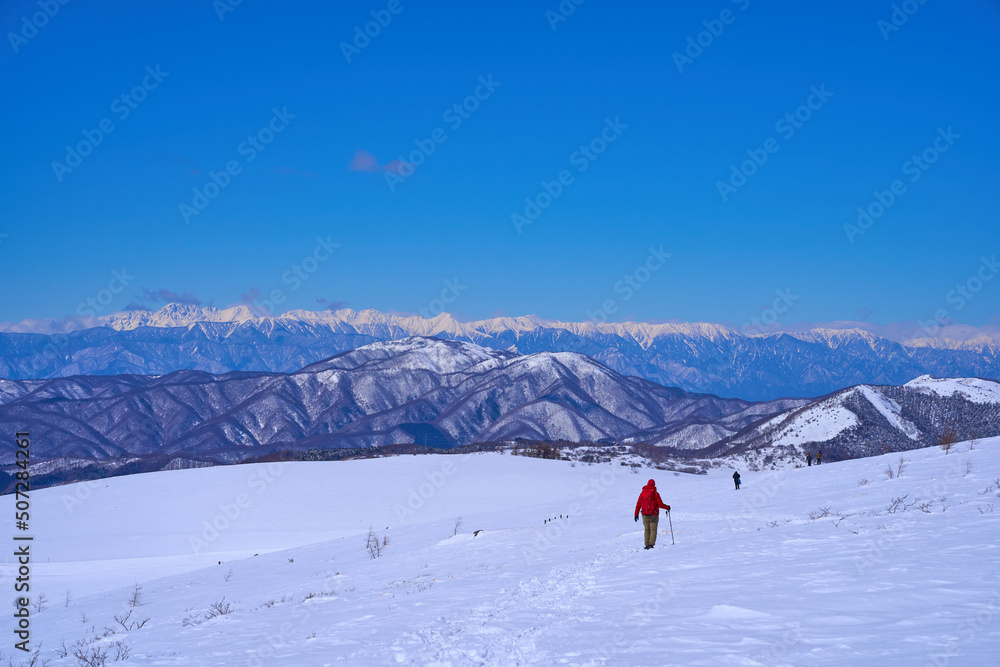 冬の長野県の車山(霧ヶ峰)から北西側の北アルプス、鉢伏山方面を見る