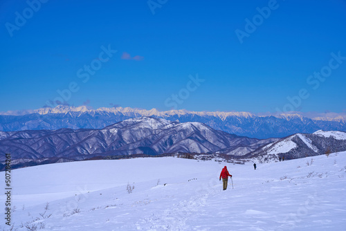 冬の長野県の車山(霧ヶ峰)から北西側の北アルプス、鉢伏山方面を見る