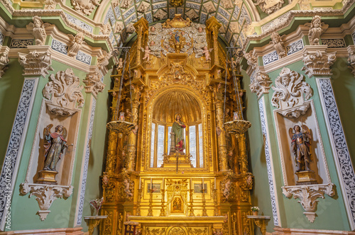 Foto VALENCIA, SPAIN - FEBRUAR 17, 2022: The baroque altar of St
