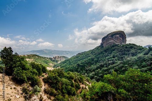 Panorama con vista di Pietra Cappa avvolta dalla vegetazione delle colline