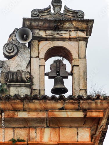 Lindo campanário de torre de igreja com sino antigo, localizada no município do Serro, Minas Gerais, Brasil.