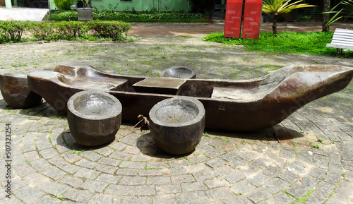 Trabalho artístico em forma de canoa de madeira localizada no museu a céu aberto de Brumadinho, Minas Gerais, Brasil. photo