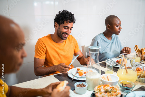 Homem tomando café da manhã com a família