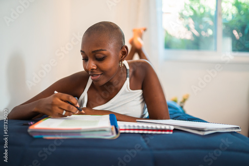 Fotografia Mulher concentrada estudando no quarto