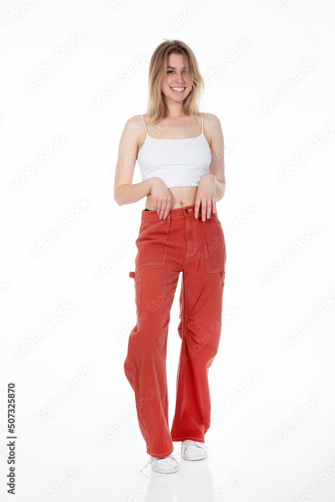 Blonde Frau in roter Jeans und Top Porträt Blonde Frau in roter Jeans und Top Porträt