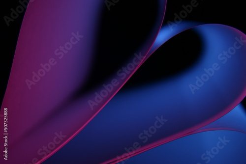 Hojas de papel para oficina formando una escena oscura con elìpses en abanico, con borde rosa y sombra difuminada azul, presenta un bello diseño abstracto con fondo negro