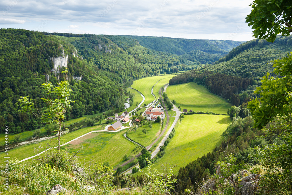 Wildromantisches Oberes Donautal mit Ausblick auf Talhof (Schwäbische Alb)