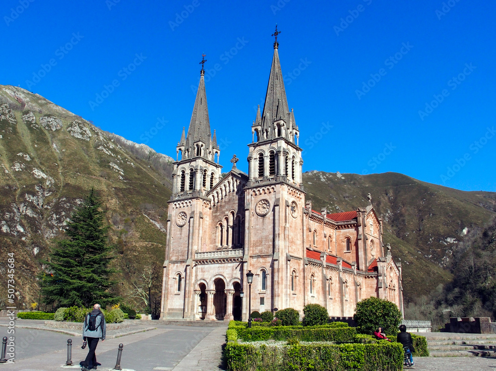 Basílica de Santa María la Real de Covadonga (1877-1901). De estilo neorrománico, construida íntegramente en piedra caliza rosa. Asturias, España.