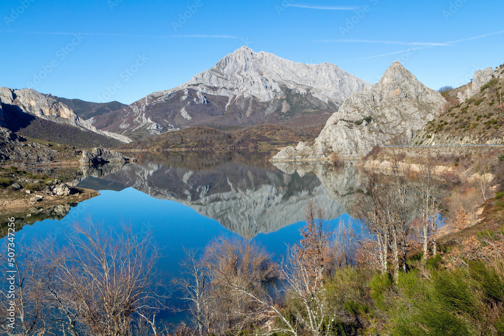 Montaña reflejada en el embalse de Porma. Provincia de León, España.