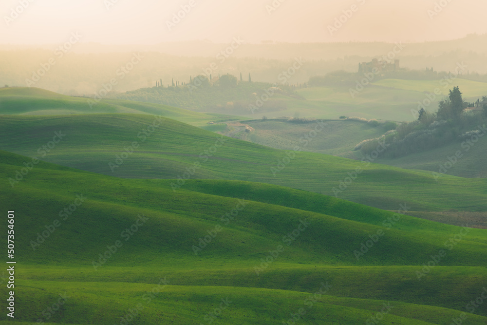 Toskana Hügel in Italien tuscany im Sonnenaufgang