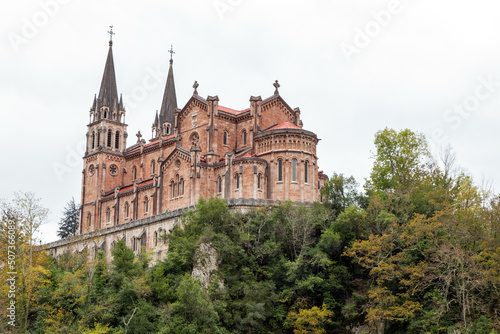 Basílica de Santa María la Real de Covadonga (1877-1901). De estilo neorrománico, construida íntegramente en piedra caliza rosa. Asturias, España