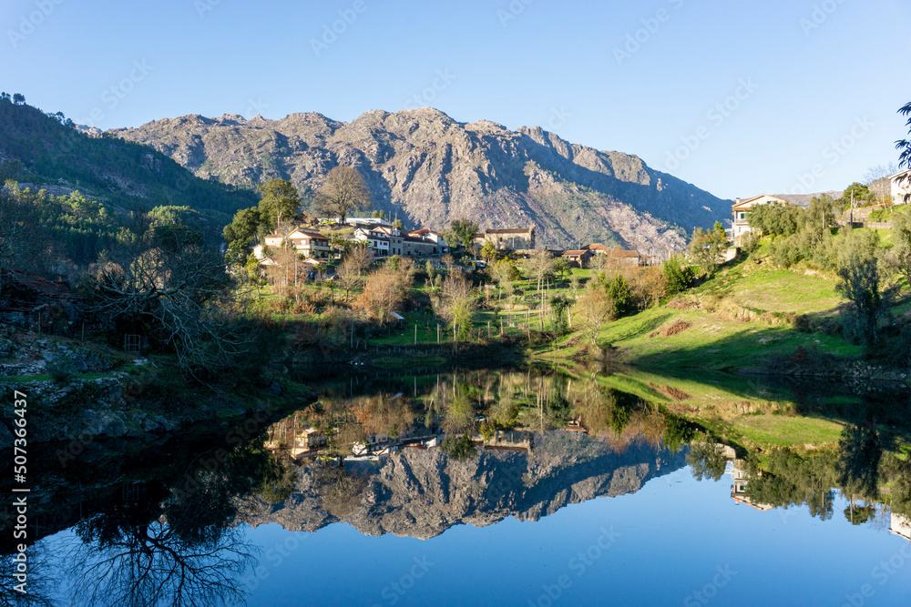 Paisaje de montaña reflejado en las aguas del Río Cávado. Cabril, Montalegre, Portugal.