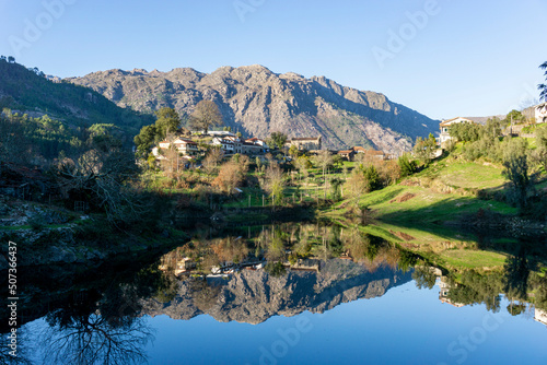 Paisaje de montaña reflejado en las aguas del Río Cávado. Cabril, Montalegre, Portugal.