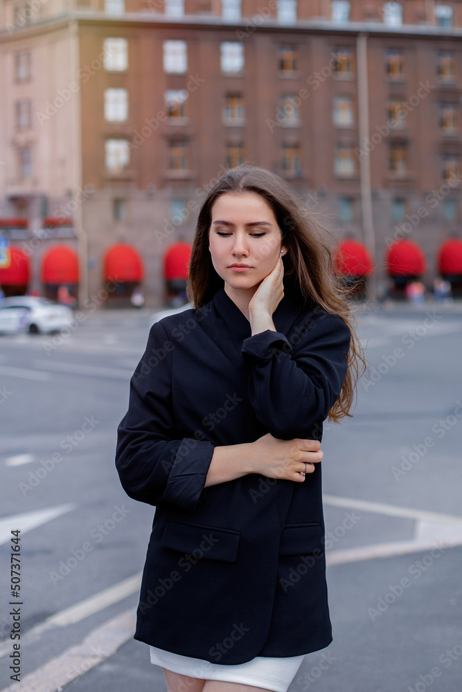 Young beautiful brunette woman walking in the street in city centre at sunrise time
Young beautiful brunette woman walking in the street in city centre at sunrise time