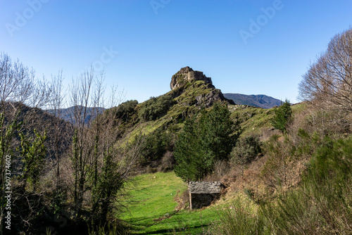 Vista del castillo de Carbedo y su entorno. Serra do Courel, Lugo, España. photo