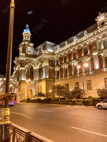 Foto view of the city hall,night city,baku,view,walking