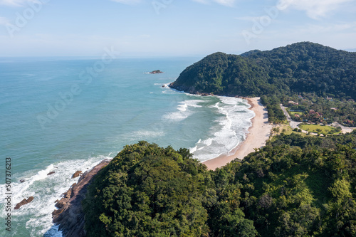 praia da jurema vista por cima  litoral norte de S  o Paulo  S  o Sebasti  o  Brasil. Paisagem que remete a f  rias  ver  o e viagem. 