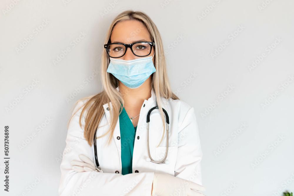 Doctors, infectionist, research and covid19 concept. Confident young happy female doctor show thumb-up, encourage people stay inside, fighting disease virus, wear face mask Doctors, infectionist, research and covid19 concept. Confident young happy female doctor show thumb-up, encourage people stay inside, fighting disease virus, wear face mask
