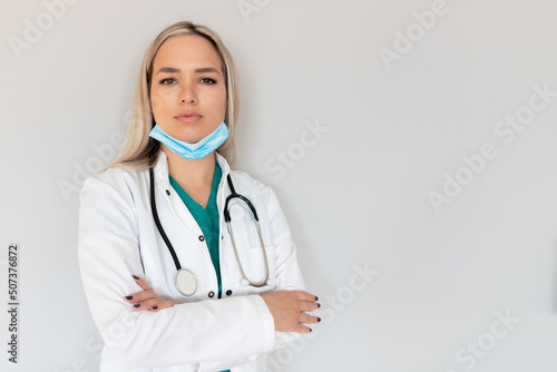 Doctors, infectionist, research and covid19 concept. Confident young happy female doctor show thumb-up, encourage people stay inside, fighting disease virus, wear face mask photo