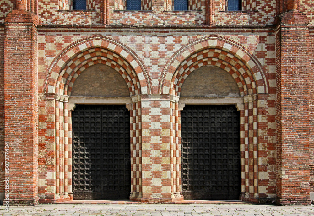 i portali centrali della chiesa di San Francesco maggiore a Pavia