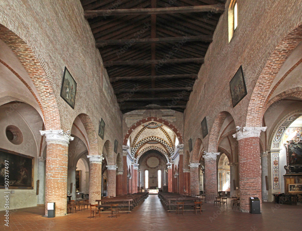 la navata centrale della chiesa di San Francesco maggiore a Pavia