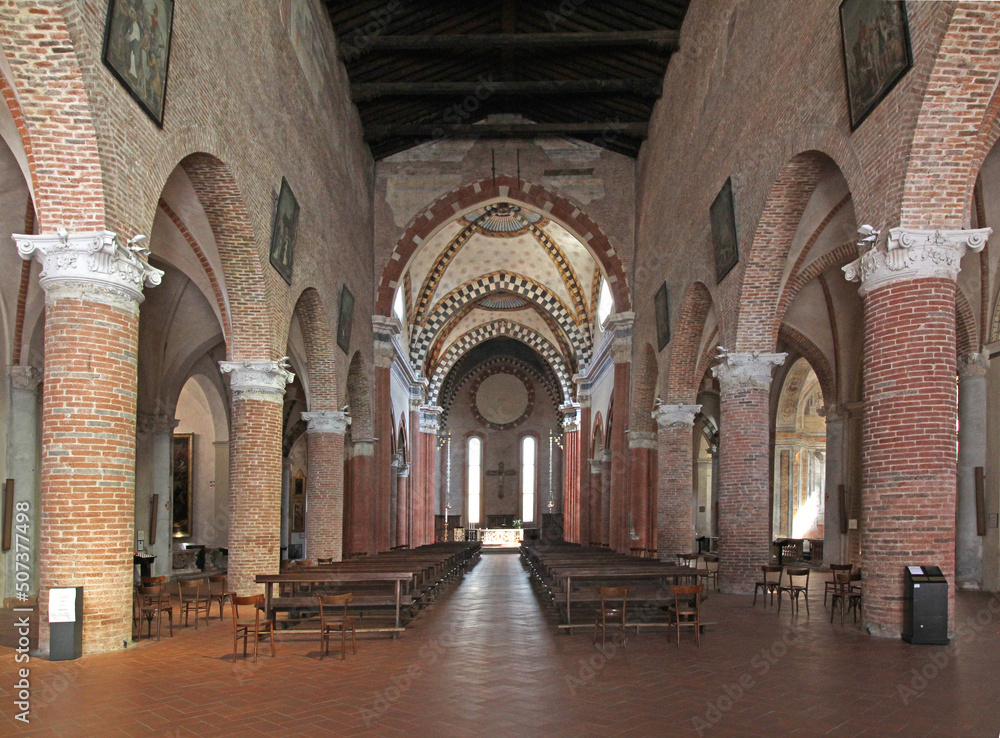 la navata centrale della chiesa di San Francesco maggiore a Pavia