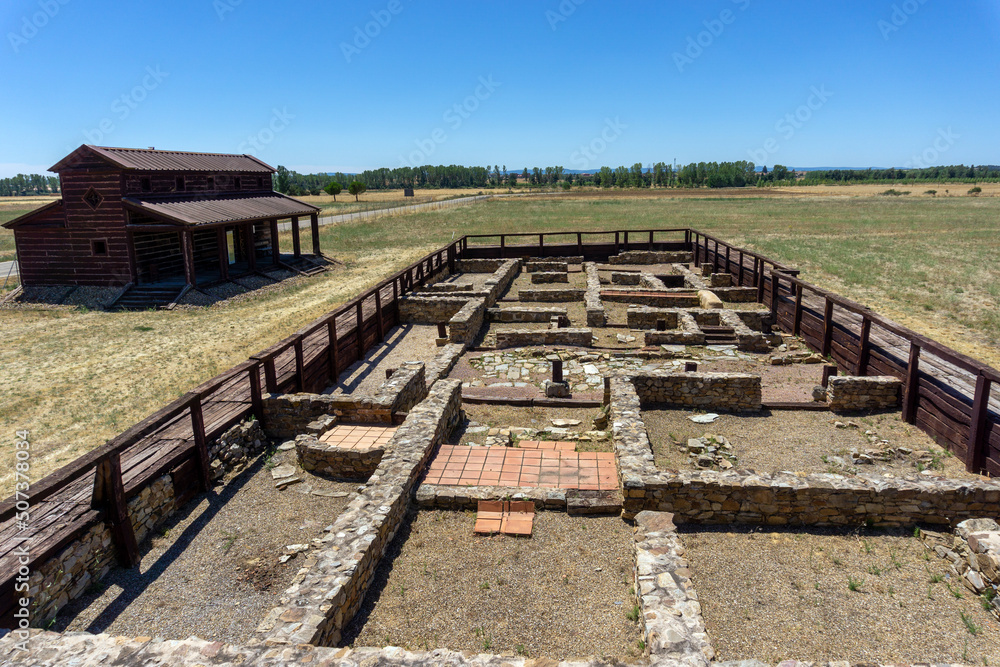 Campamento romano de Petavonium. El solar que alberga las ruinas del campamento militar romano y está localizado en el término municipal de Rosinos de Vidriales, Zamora, Castilla y León, España.
