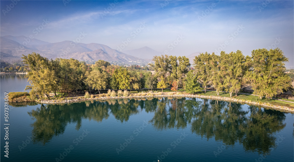 Obraz premium Autumn tree reflection