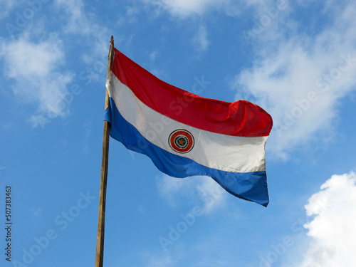 風になびくパラグアイ国旗
