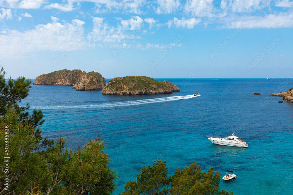 Barcos y yates junto a las Islas Malgrats, un pequeños archipiélago de islotes que constituyen una reserva marina en la costa de Calvià de la isla de Mallorca. Barcos y yates junto a las Islas Malgrats, un pequeños archipiélago de islotes que constituyen una reserva marina en la costa de Calvià de la isla de Mallorca.