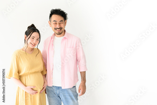 髭と美しい妊娠中の女性のカップル photo