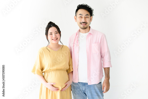 髭と美しい妊娠中の女性のカップル photo