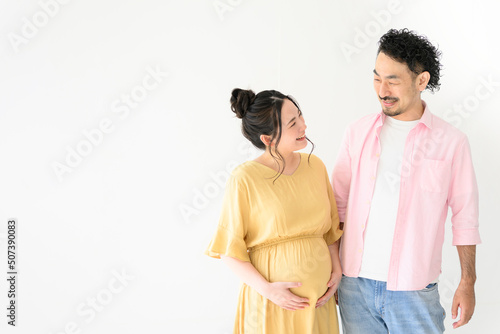 髭と美しい妊娠中の女性のカップル　見つめ合う photo