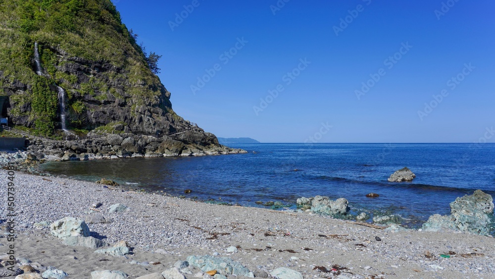 Obraz premium 日本海に直接注ぐ豪快な垂水の滝の情景@石川