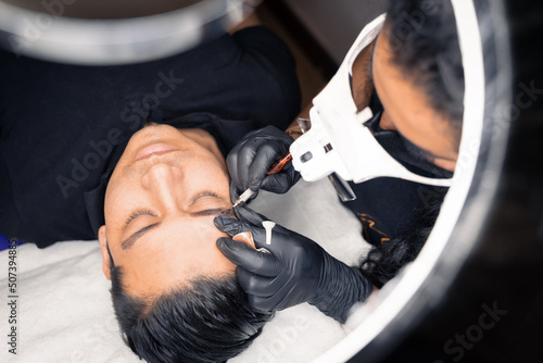 man in eyebrow micro pigmentation session